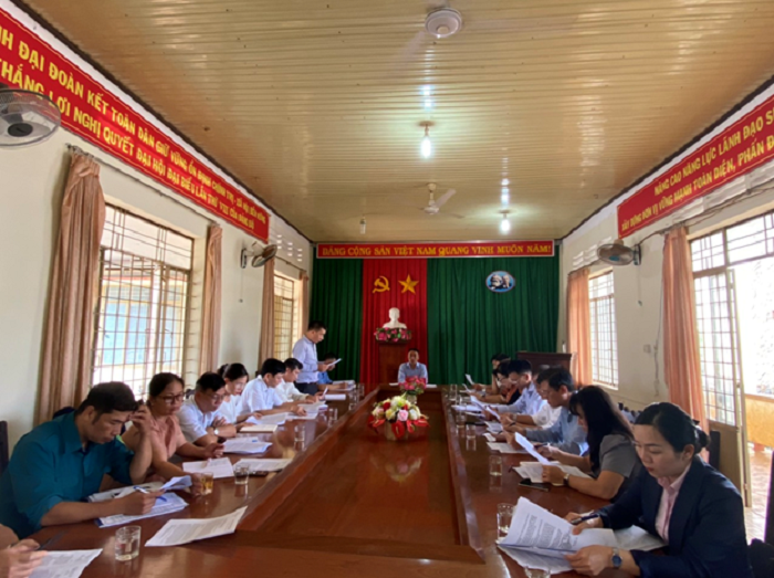 Đoàn công tác số 2 của Huyện ủy làm việc với Đảng ủy xã Ea Wy